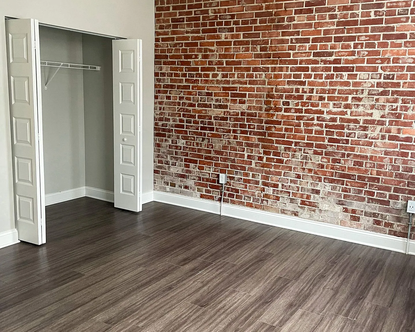 Emhardt Apartments — Photo 1