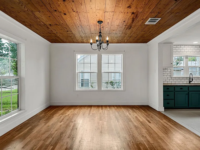 2704 Herring Ave — Photo 4