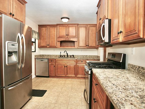3rd image of 10707 Oak Creek Dr