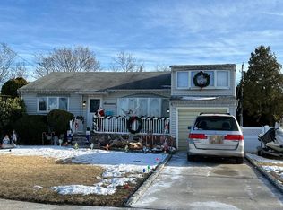 17 Scooter Ln, Hicksville, NY 11801