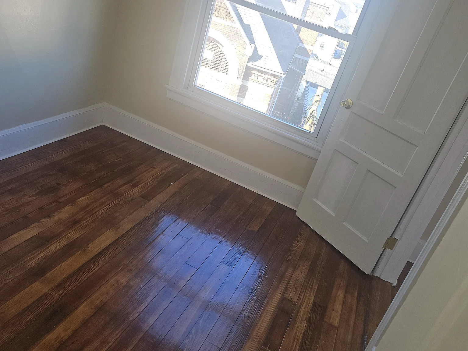 899 Bank St — Photo 2