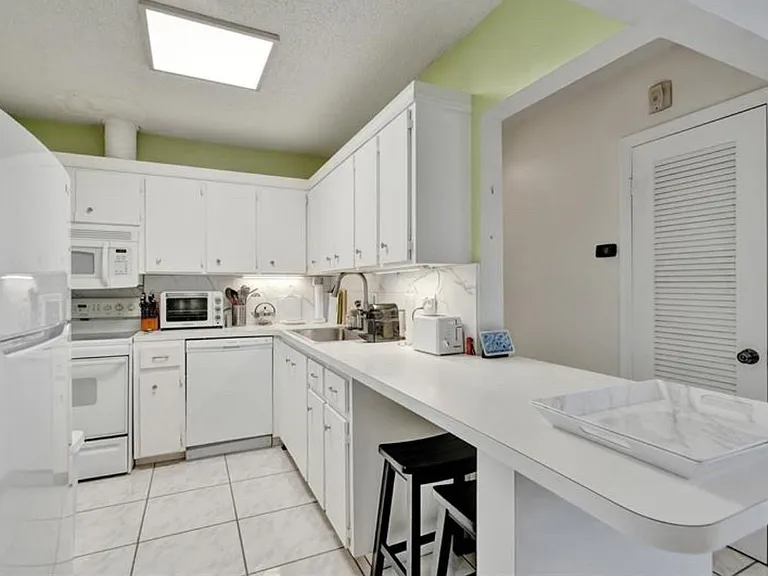 6750 NE 21st Rd #123 — Photo 2