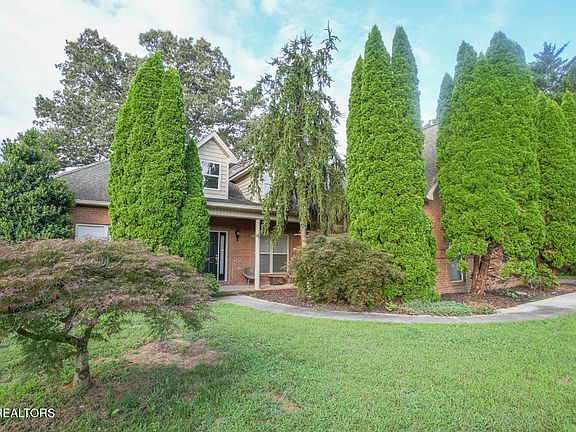 5th image of 1015 Foxdale Dr