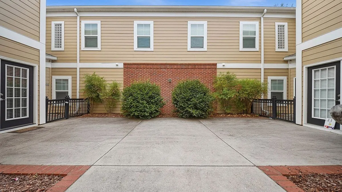 2 bed, 2.0 bath, 1756 sqft, $1,900 — Photo 2