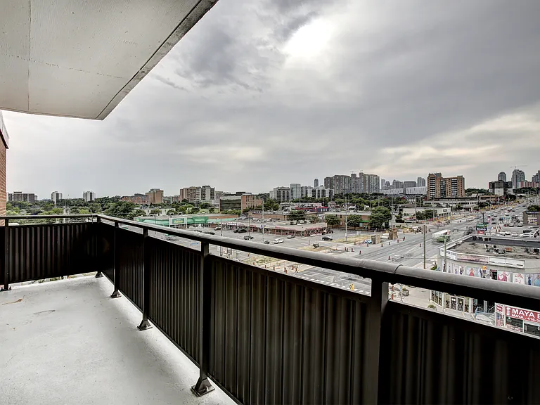 2503 Hurontario St — Photo 11
