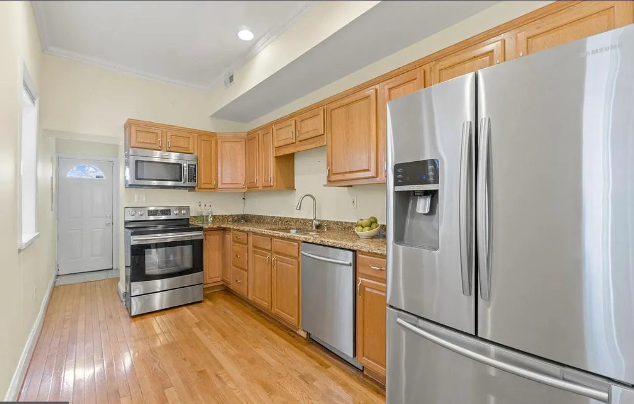 1 bed, 2025 sqft, $1,150 — Photo 4