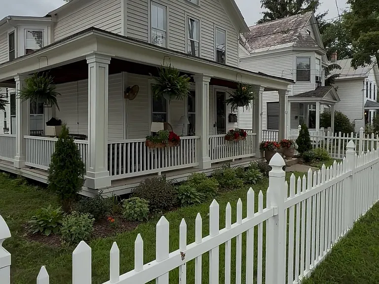 208 Lake Ave — Photo 2