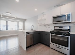 Top Floor 1 Bed in Ravenswood With Tons of Light, Chicago, IL 60640