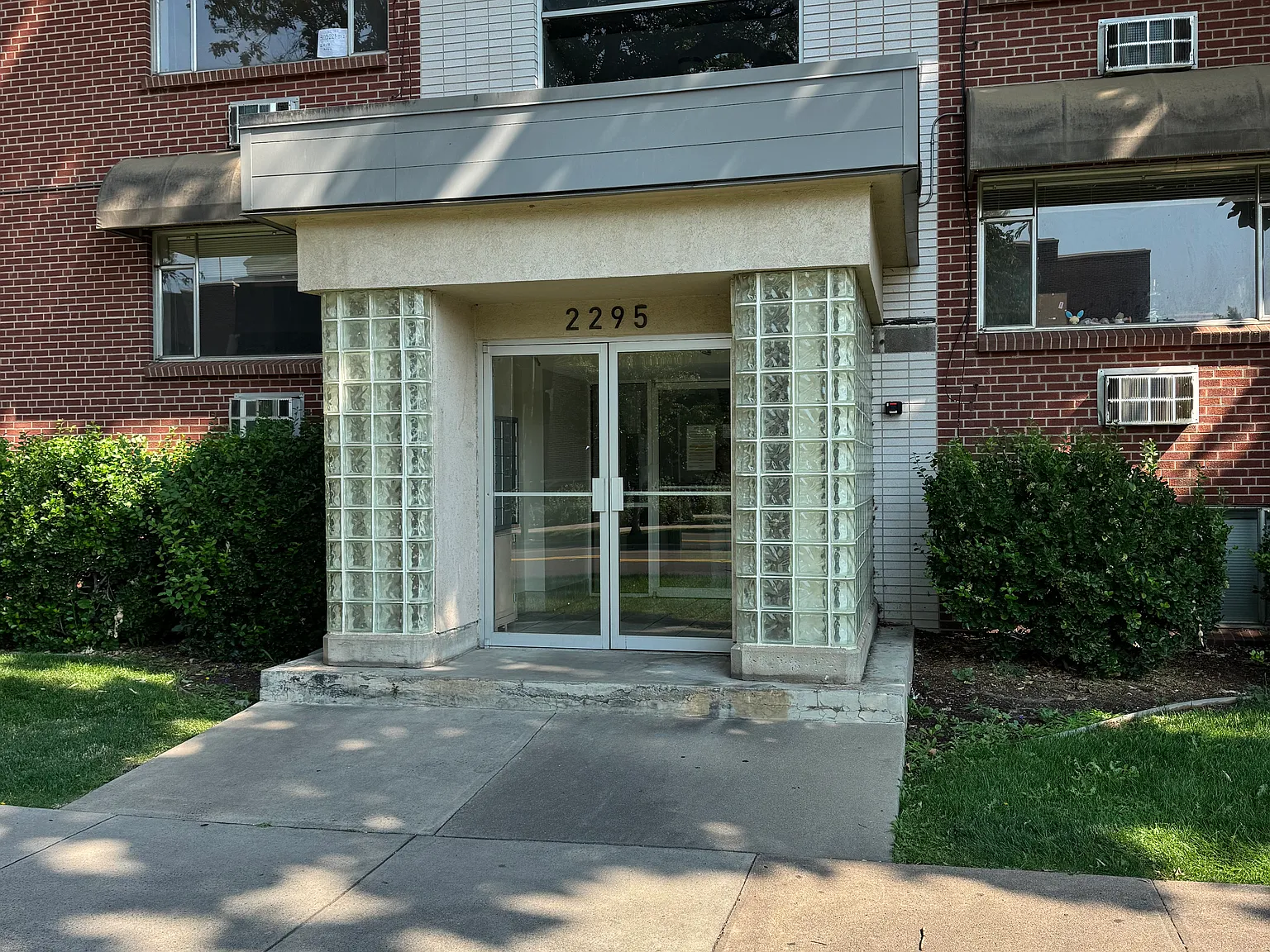 2 bed, 900 sqft, $1,900 — Photo 1