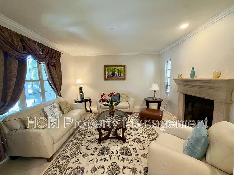 3 bed, 3.0 bath, 2004 sqft, $5,150 — Photo 4