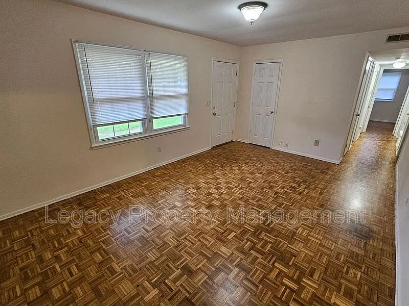 3 bed, 1.0 bath, 1050 sqft, $1,350 — Photo 4