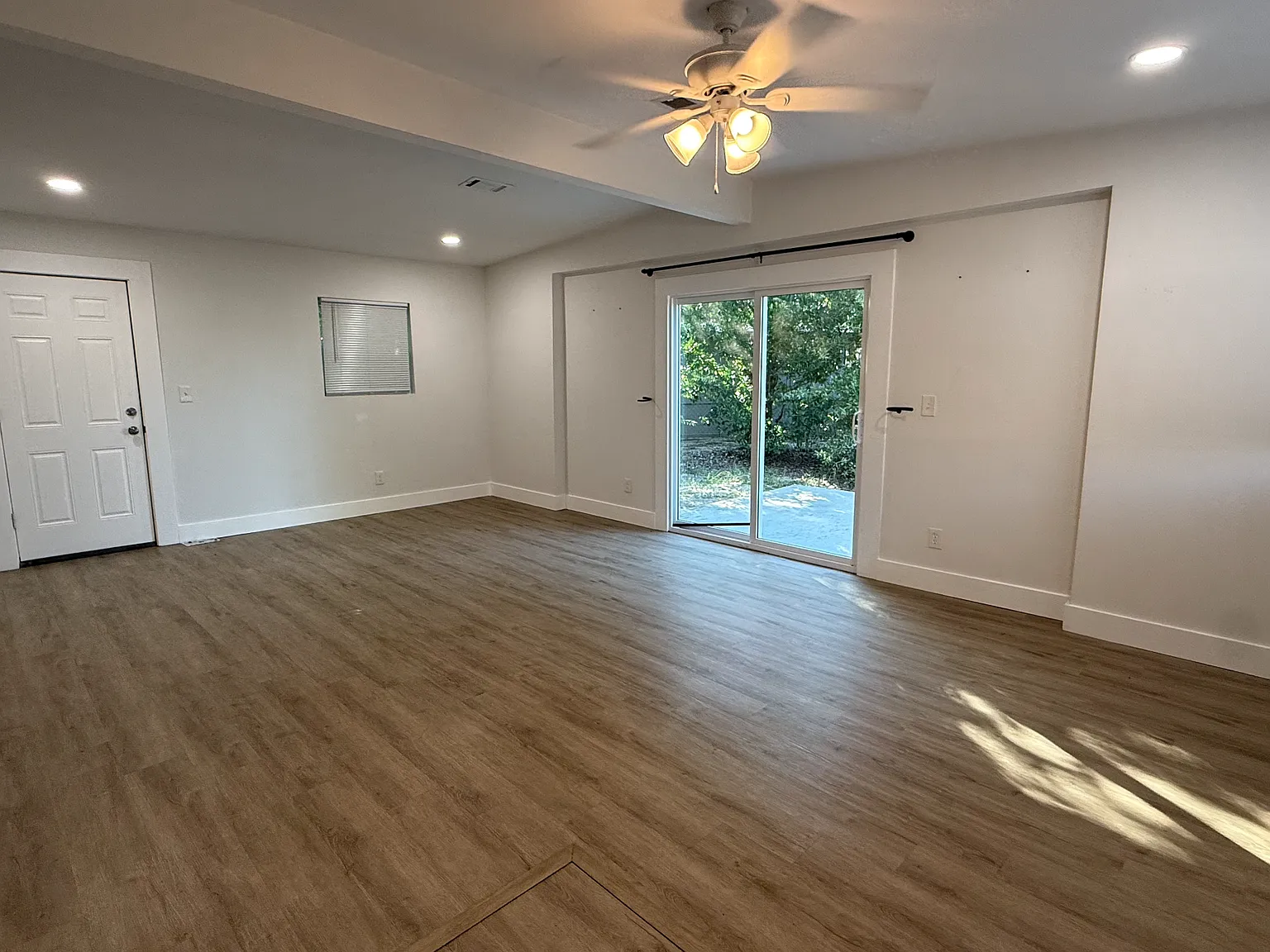 3 bed, 1127 sqft, $1,900 — Photo 2
