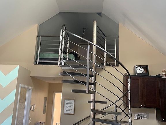 3rd image of 1711 N Maplewood Ave #2R