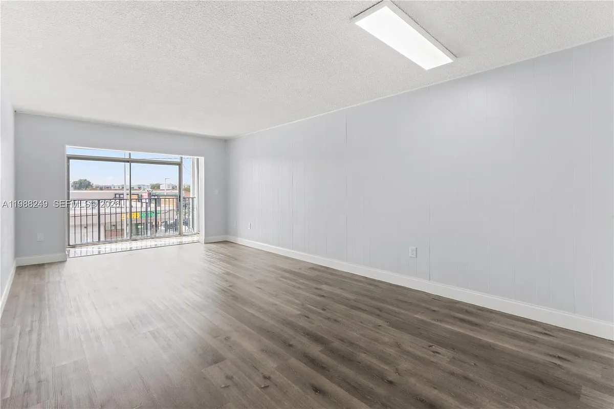Building Photo - 1855 W 60th St #311