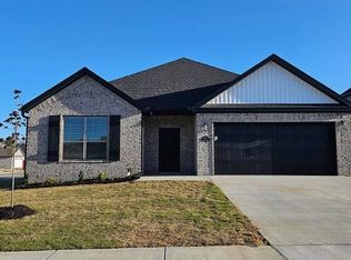 811 Bonnie St, Bentonville, AR 72713