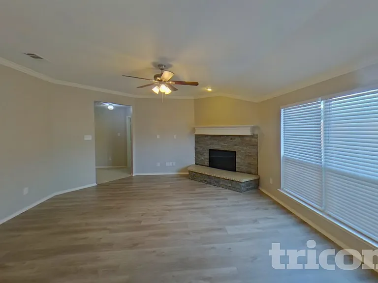 716 Sequoia Dr — Photo 2