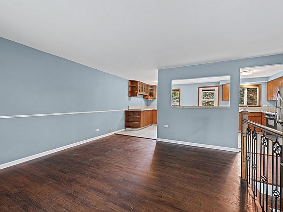 3rd image of 933 Webster Ln