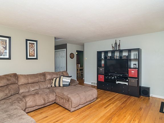3rd image of 4622 W 192nd St
