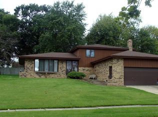 2804 Hillside Dr, Dyer, IN 46311