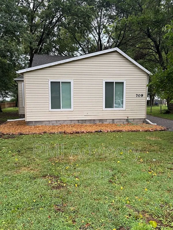 2 bed, 1.0 bath, 838 sqft, $1,100 — Photo 1