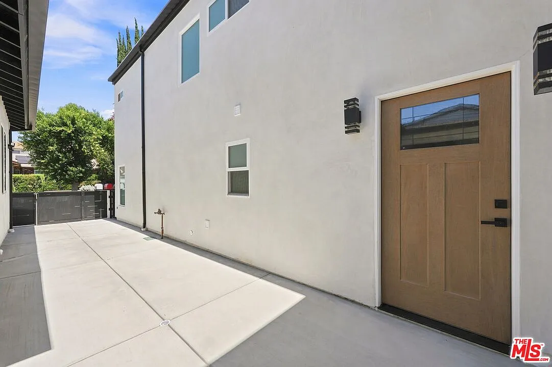 3 bed, 3.0 bath, 1239 sqft, $3,600 — Photo 4