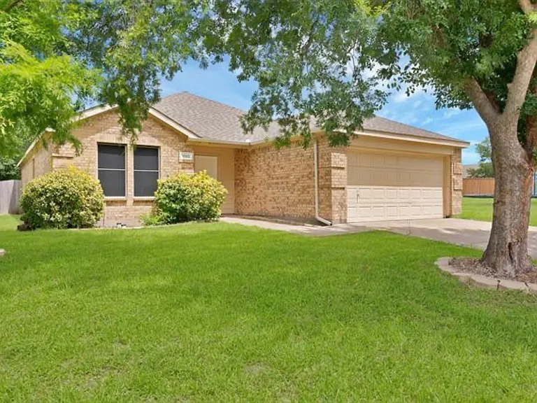 1002 Manassas Dr — Photo 2