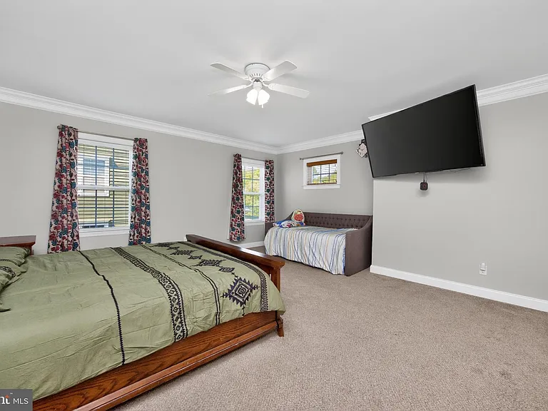 121 Shilling Ave — Photo 30