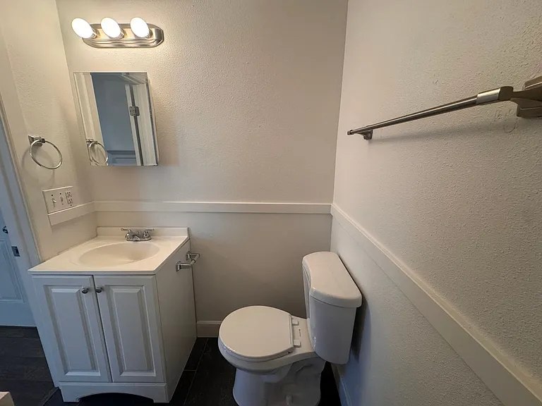 Adams Apartments — Photo 6