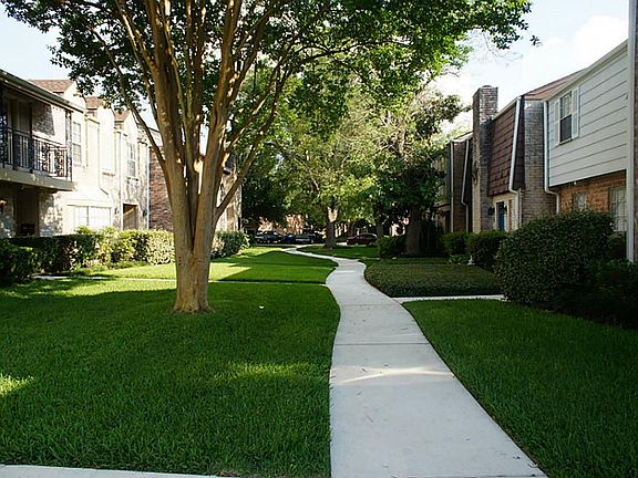3rd image of 1314 Country Place Dr