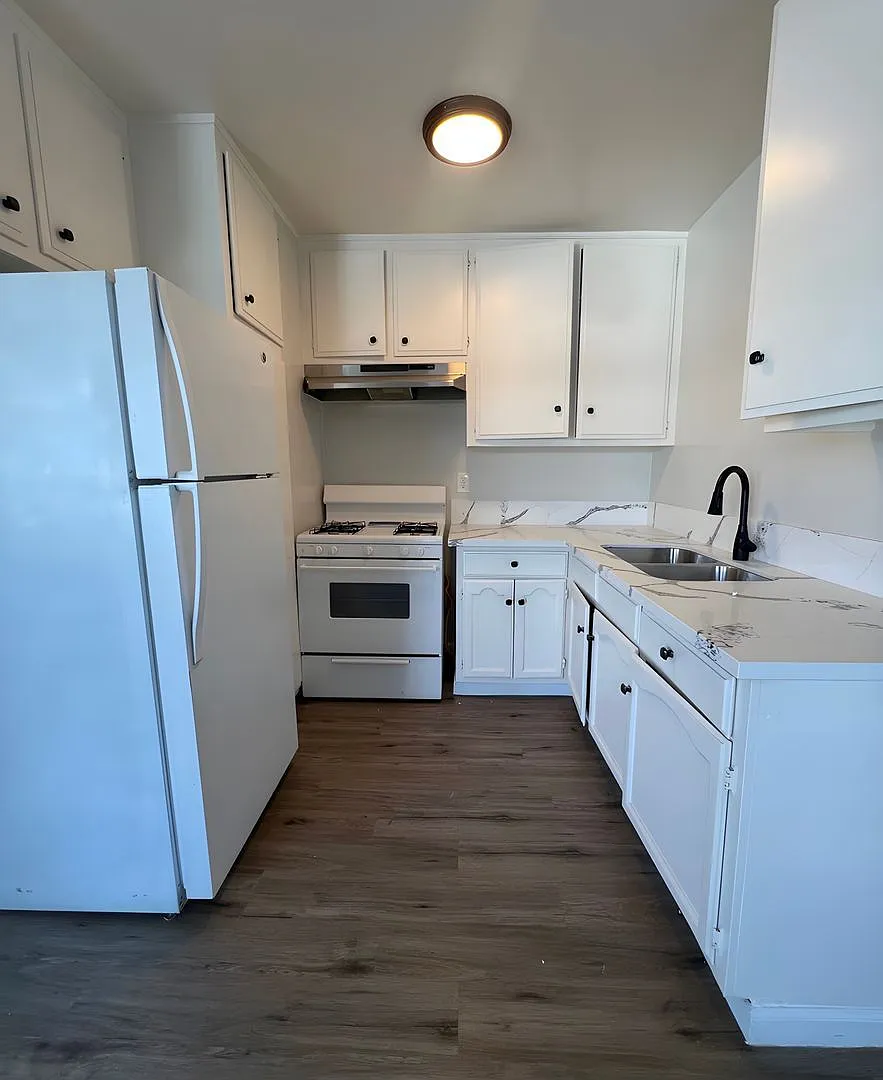 2 bed, 1.0 bath, $2,289 — Photo 2