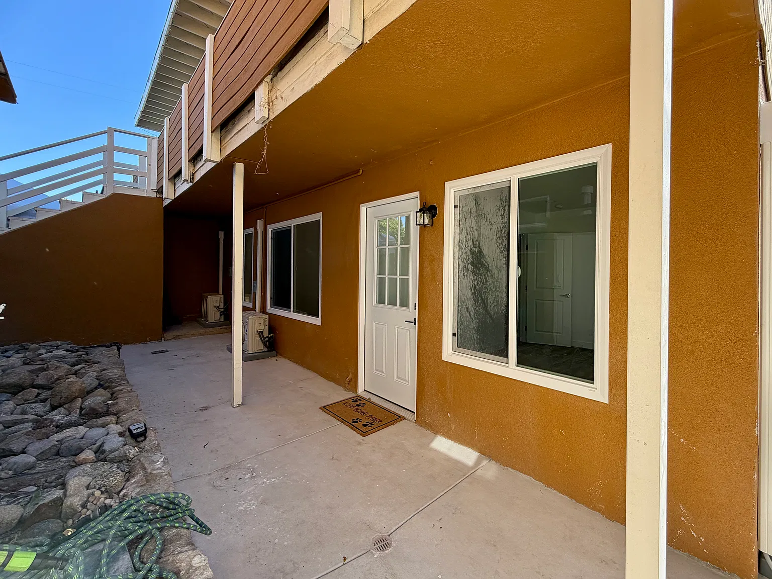 2 bed, 650 sqft, $2,400 — Photo 1