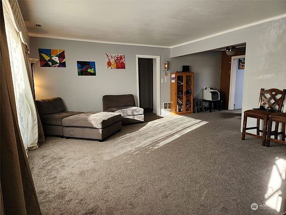 Spacious living room>