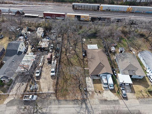 2nd image of 1906 Muncie Ave