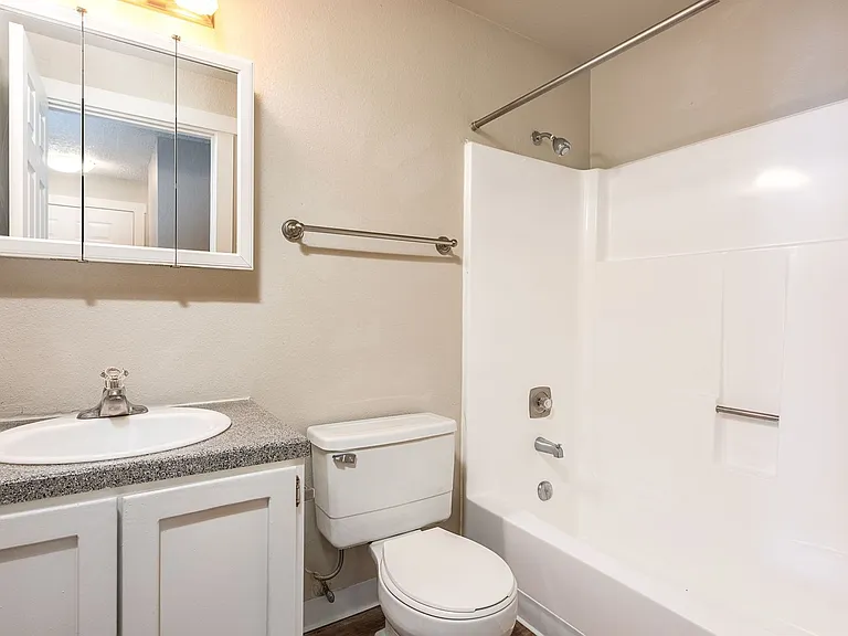 Cross Creek Apartments — Photo 13