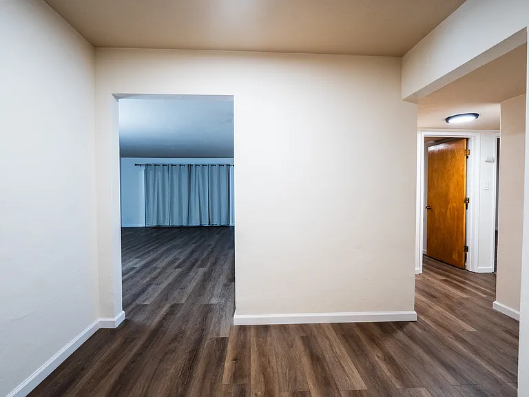 Bellevue Towers Apartments — Photo 13