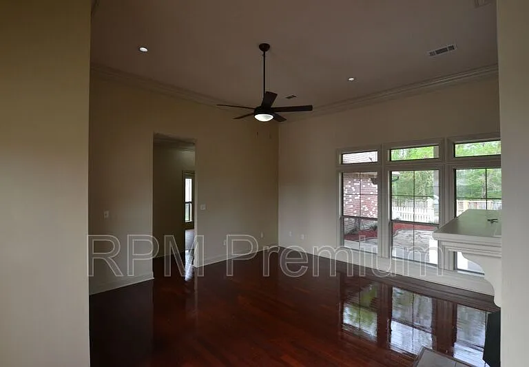 2691 Woodbend Ave — Photo 10