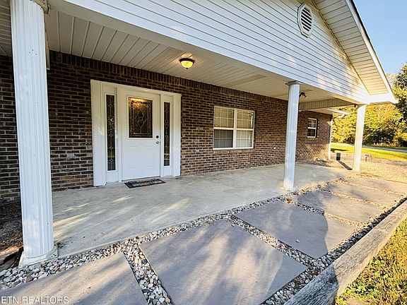 3rd image of 702 Iris Ave