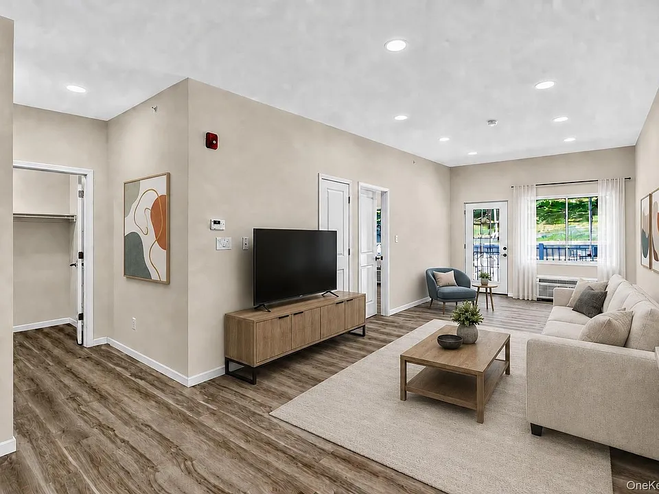 16 Dowd St #202