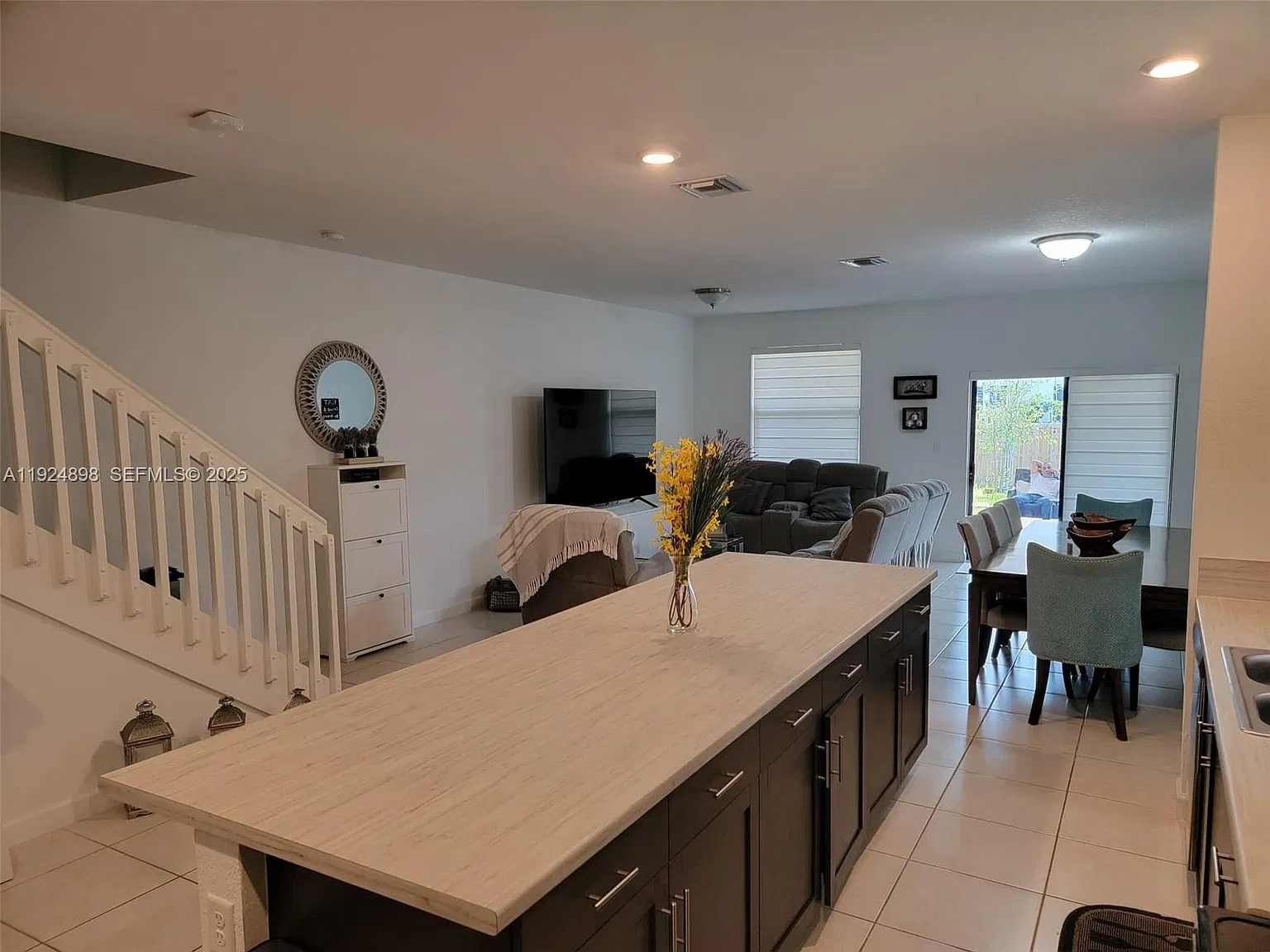 4 bed, 1936 sqft, $3,300 — Photo 1