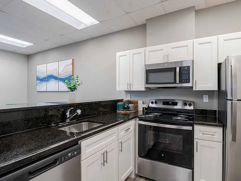 Lake Arbor Towers — Photo 12