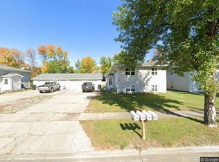 742 Great Plains Ct, Grand Forks, ND 58201