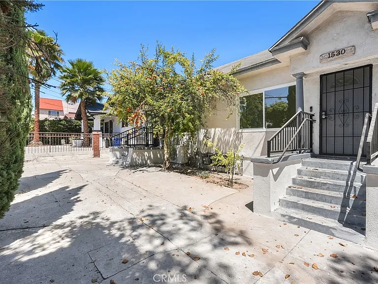 1530 N Mariposa Ave — Photo 2