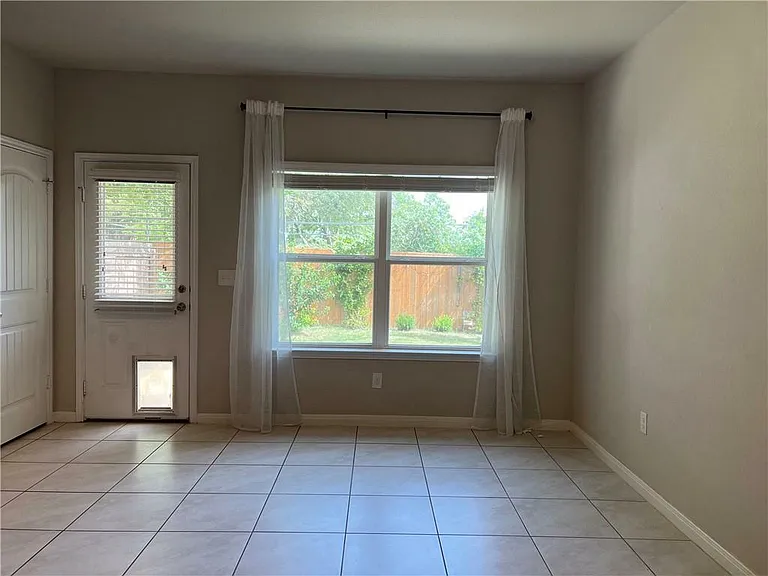 1140 La Conterra Blvd — Photo 9