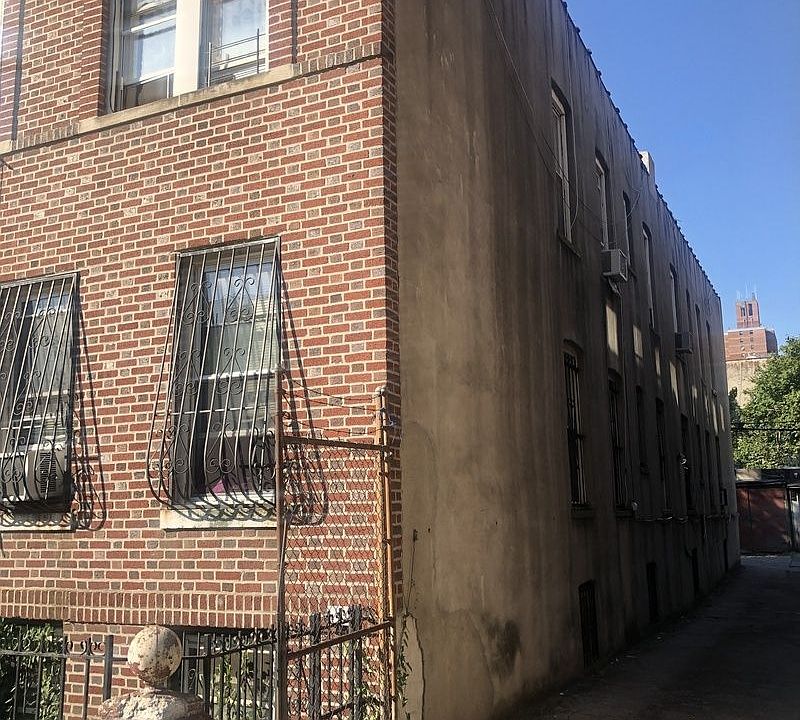 2nd image of 1583 Park Pl #4