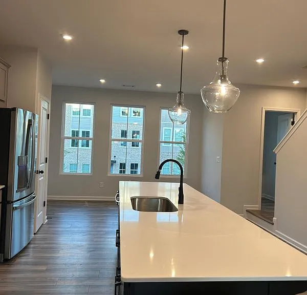 1004 Taylor Ct — Photo 10