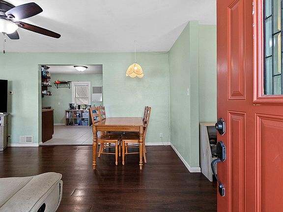3rd image of 1754 Oakdale Ave
