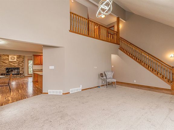 3rd image of 627 Hearthside Dr