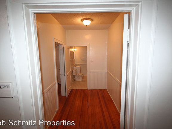 4th image of 1118 Clarendon St #A