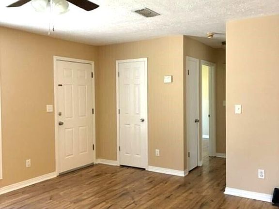 3rd image of 115 Shady Vale Ln