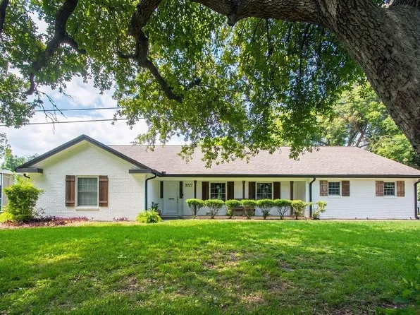 220 Oyster Creek Dr, Lake Jackson, TX 77566